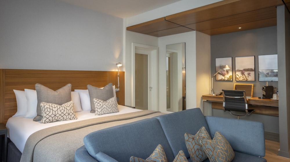 DELUXE, KING BED