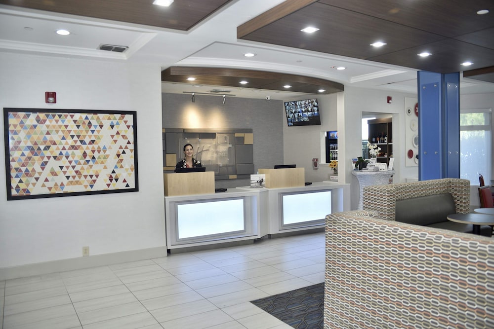 HOLIDAY INN EXPRESS WINDSOR SONOMA WINE COUNTRY 14/50