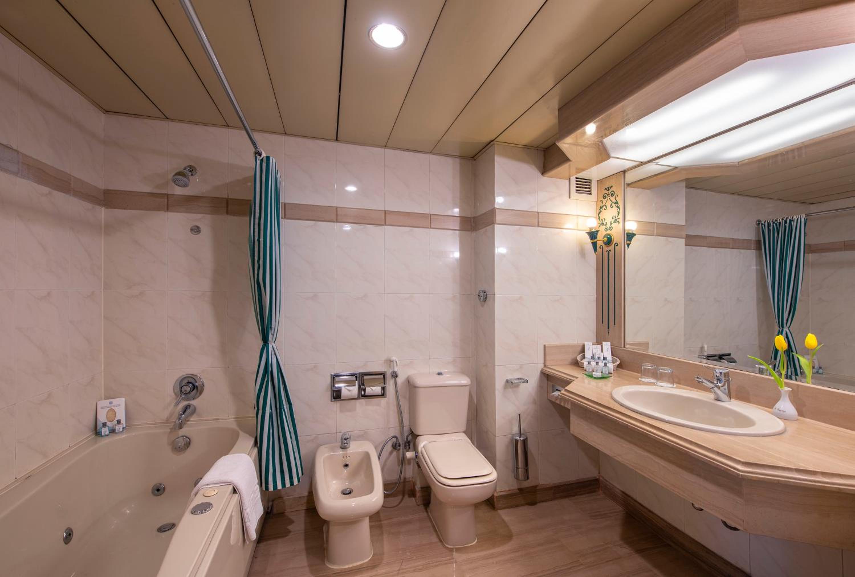 Junior Suite, Twin Beds, River View 3/4