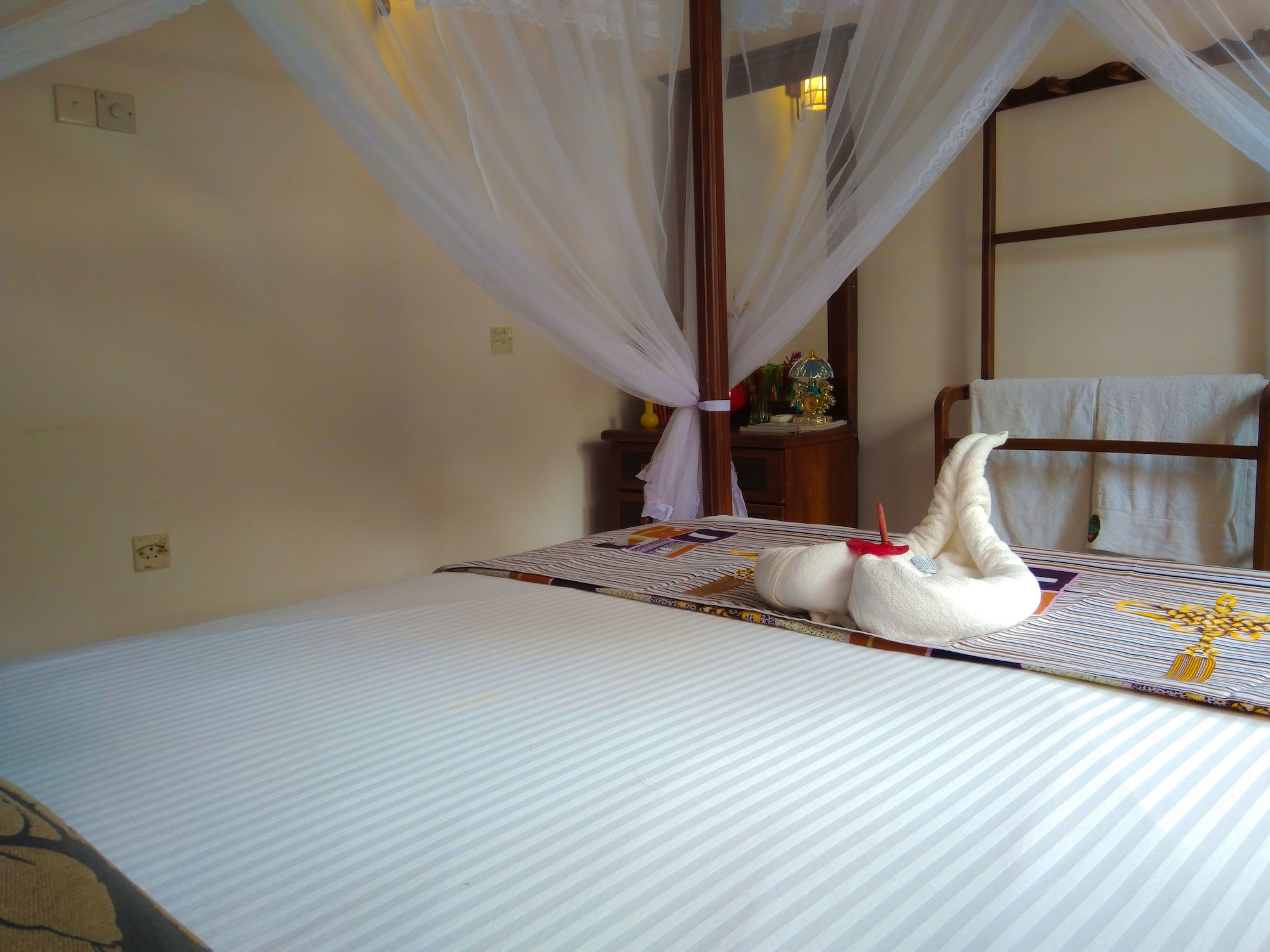 DELUXE, DOUBLE OR TWIN BED