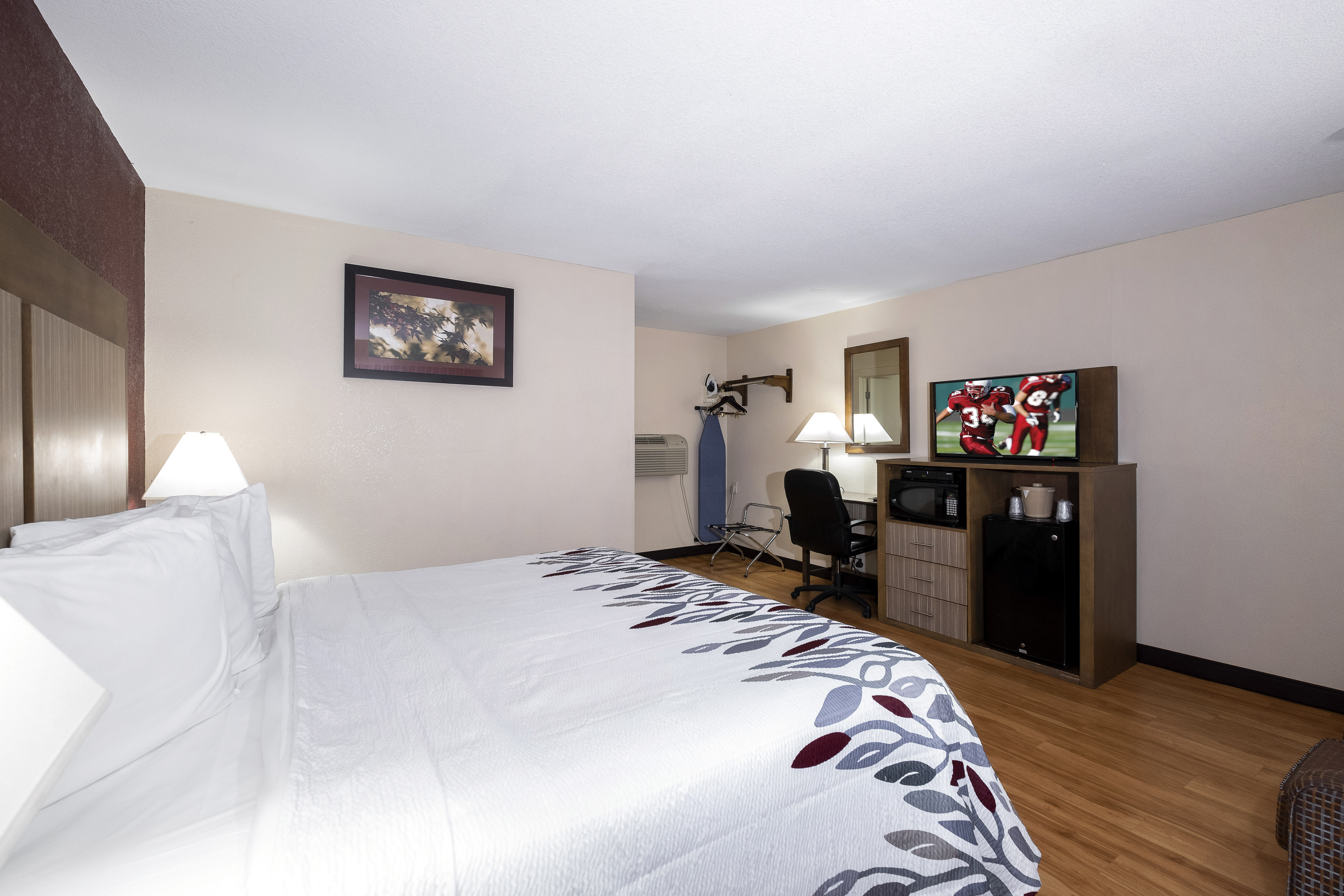 Superior, King Bed, Large, Red Roof Inn Neptune 8/10
