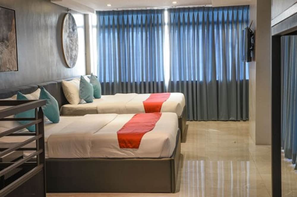 Pacific Skyloft Hotel 30/66