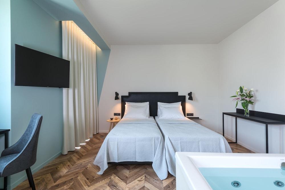 PRESTIGE, SUITE, JETTED TUB