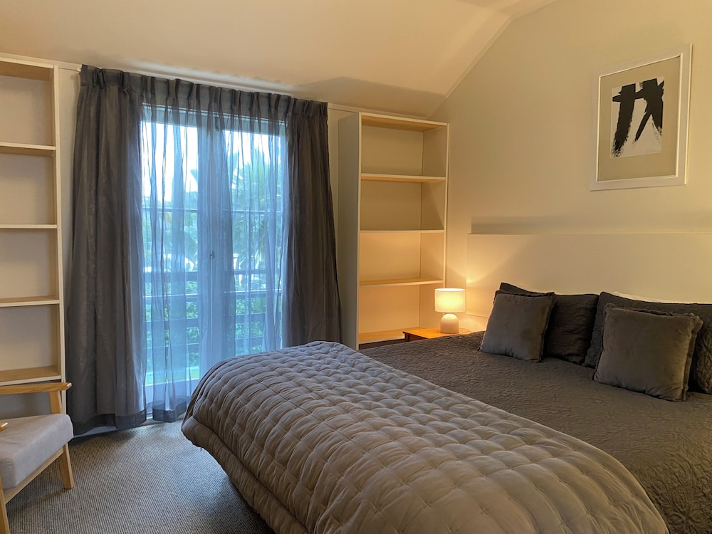 DELUXE, QUEEN BED
