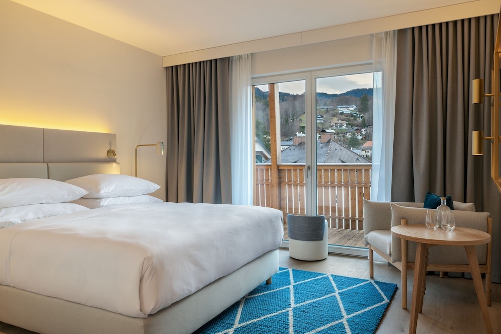 1 Bedroom, Suite, King Bed, Mountain View