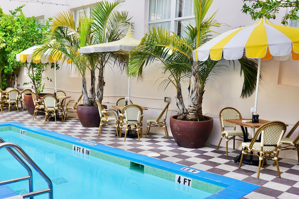Clinton Hotel South Beach 63/64