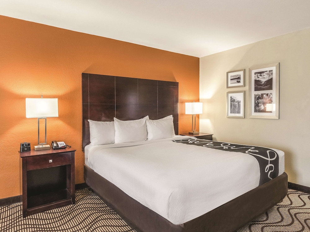 La Quinta Inn & Suites by Wyndham Knoxville Papermill 14/45