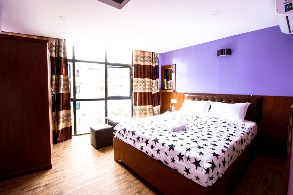 Everest Holiday Inn 18/28