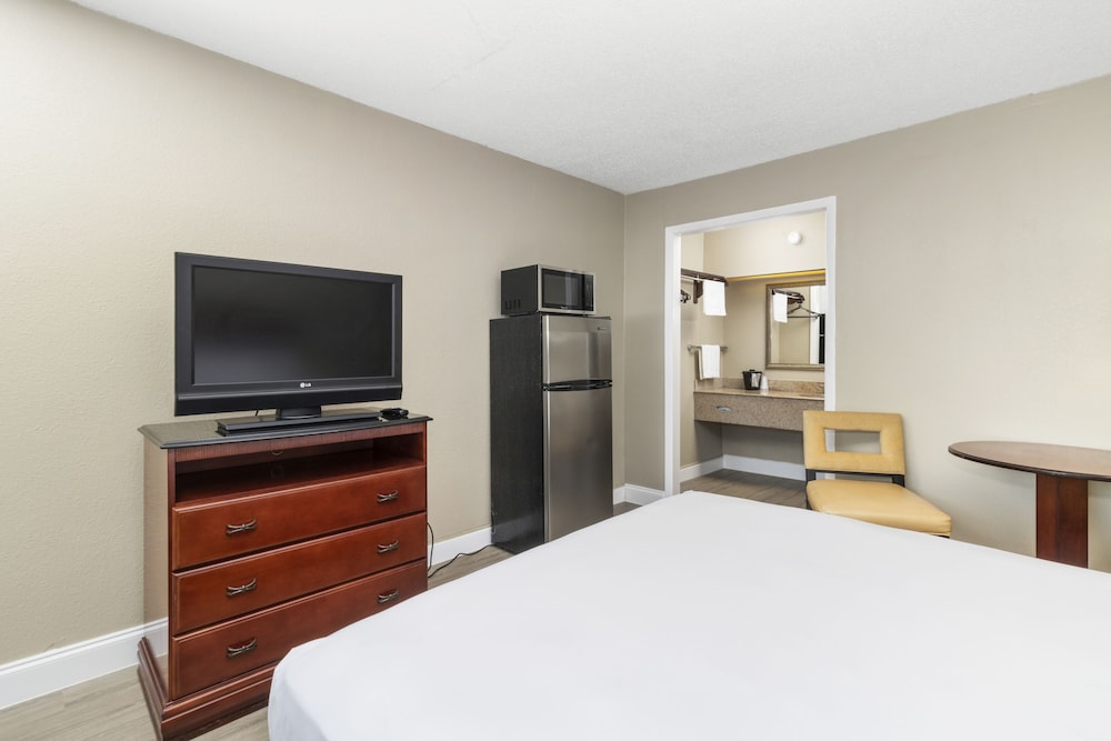 Stayable Suites Lakeland 34/66