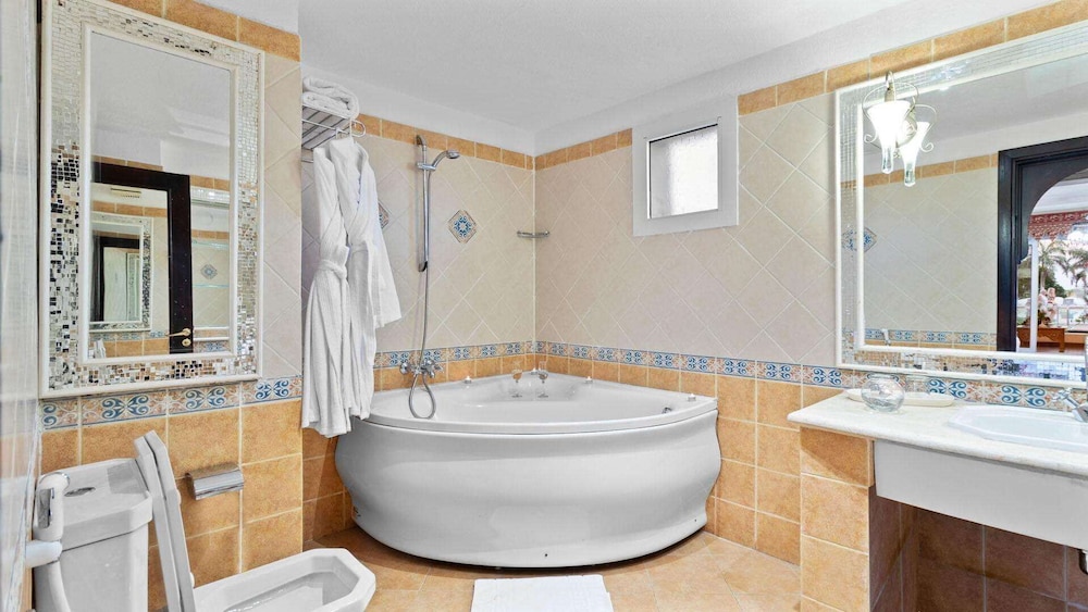 Harem, Deluxe, Queen Bed, Garden and Pool View، TOP Domina Coral Bay Resort 5/6