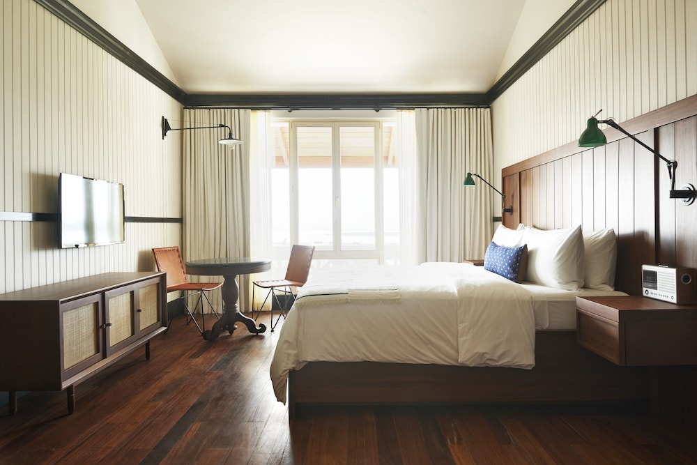 American Trade Hotel 30/64