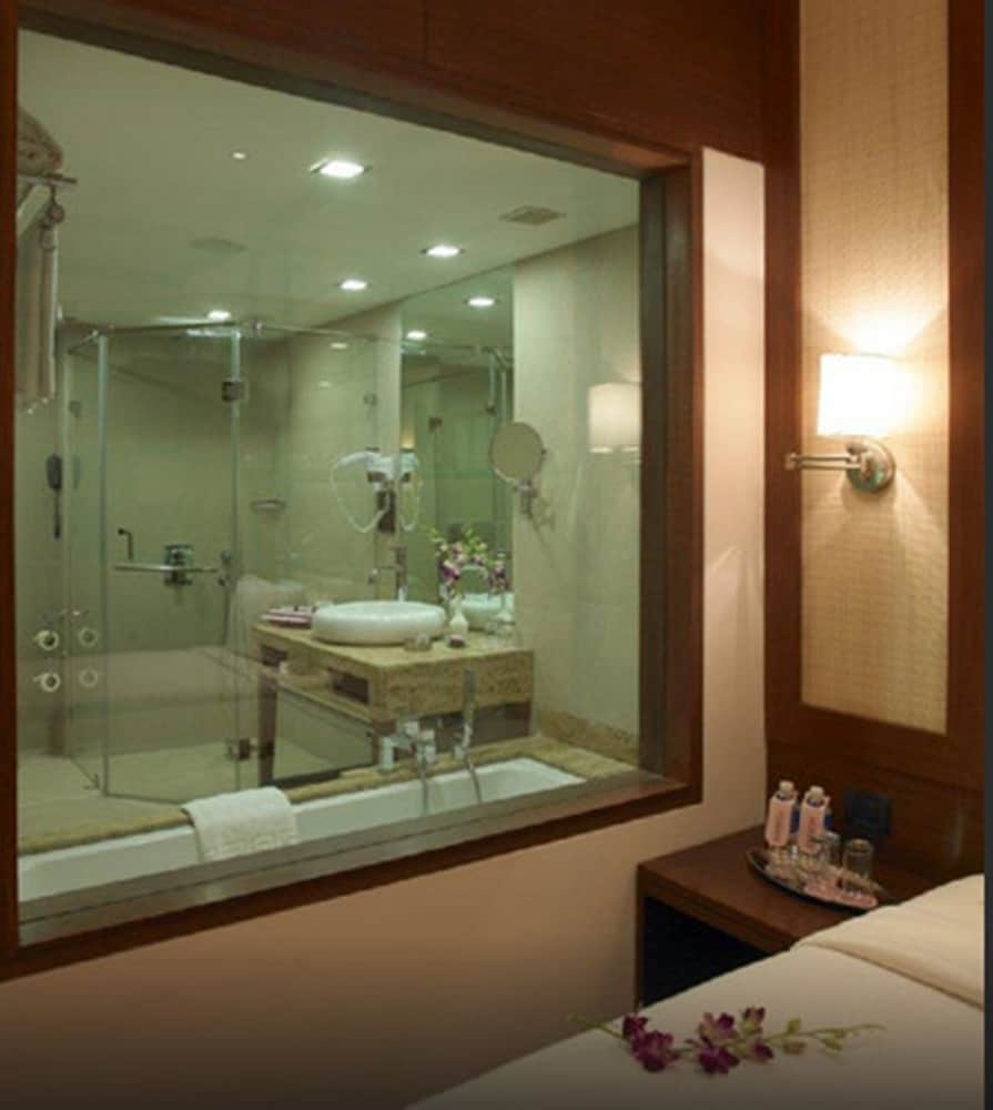 Royal Orchid Resort & Convention Centre Bangalore 18/34