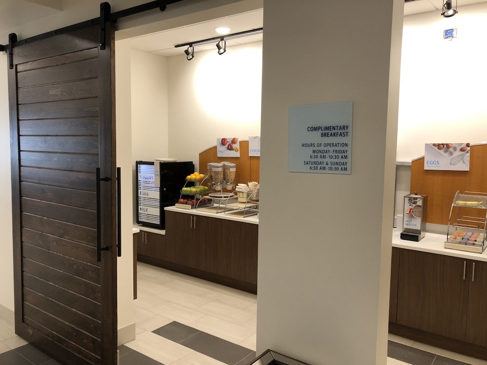 Holiday Inn Express Boca Raton-West 38/60