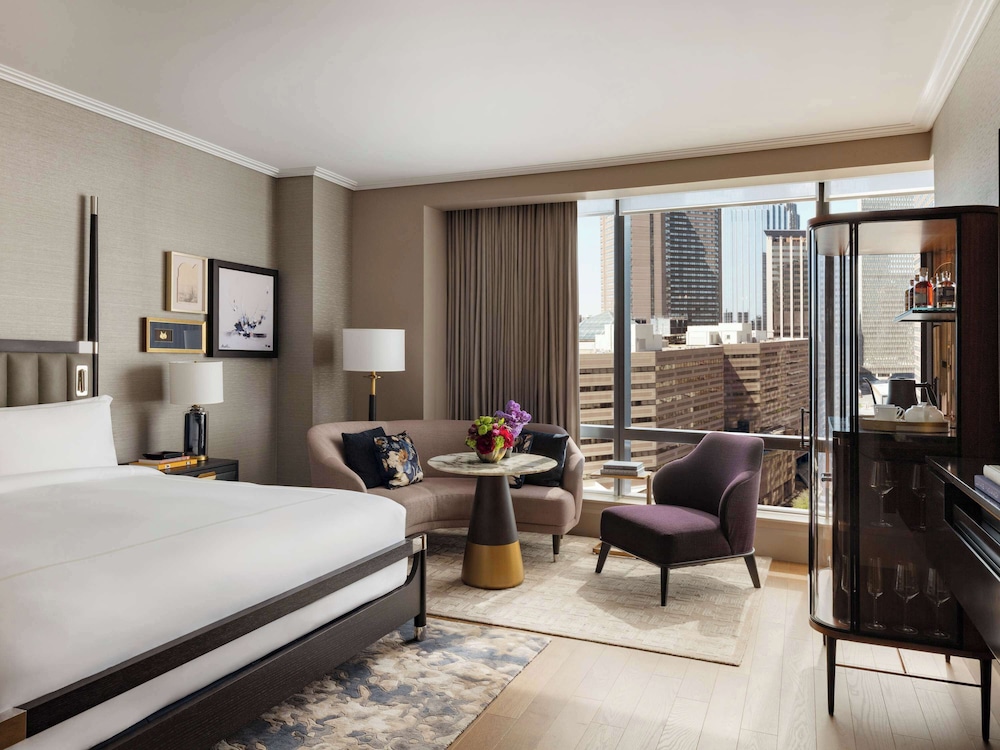 GRAND, KING BED, ACCESSIBLE
