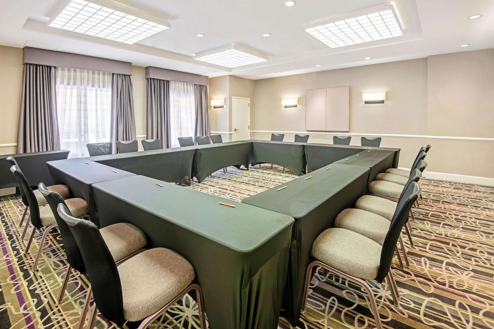 La Quinta Inn & Suites by Wyndham San Antonio Airport 45/63