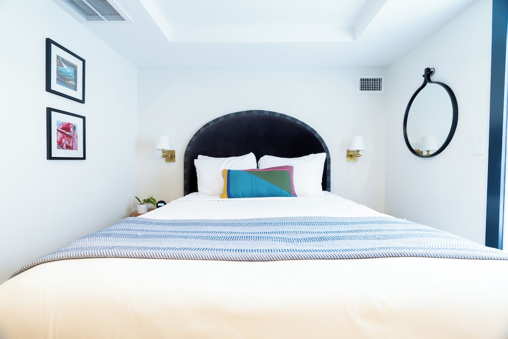 Superior, Queen Bed, Hotel Ginger 4/8