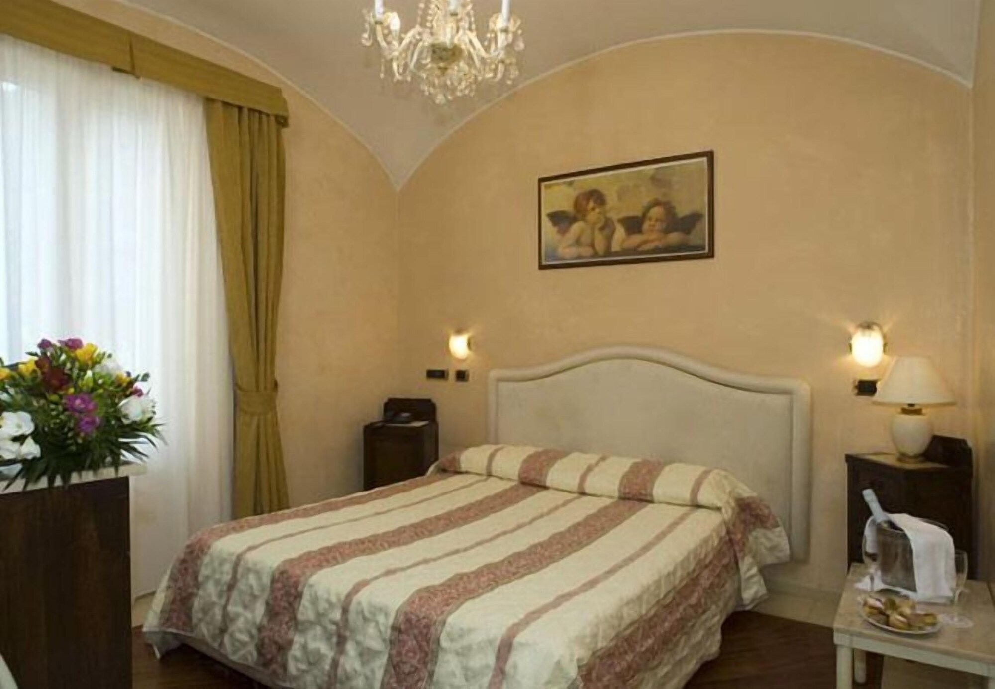 ROOM, DOUBLE BED