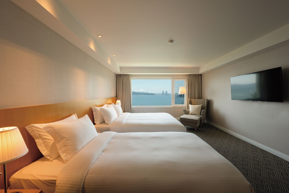 Super, Ocean, Deluxe, Twin Beds, 1 Double and 1 Single Bed