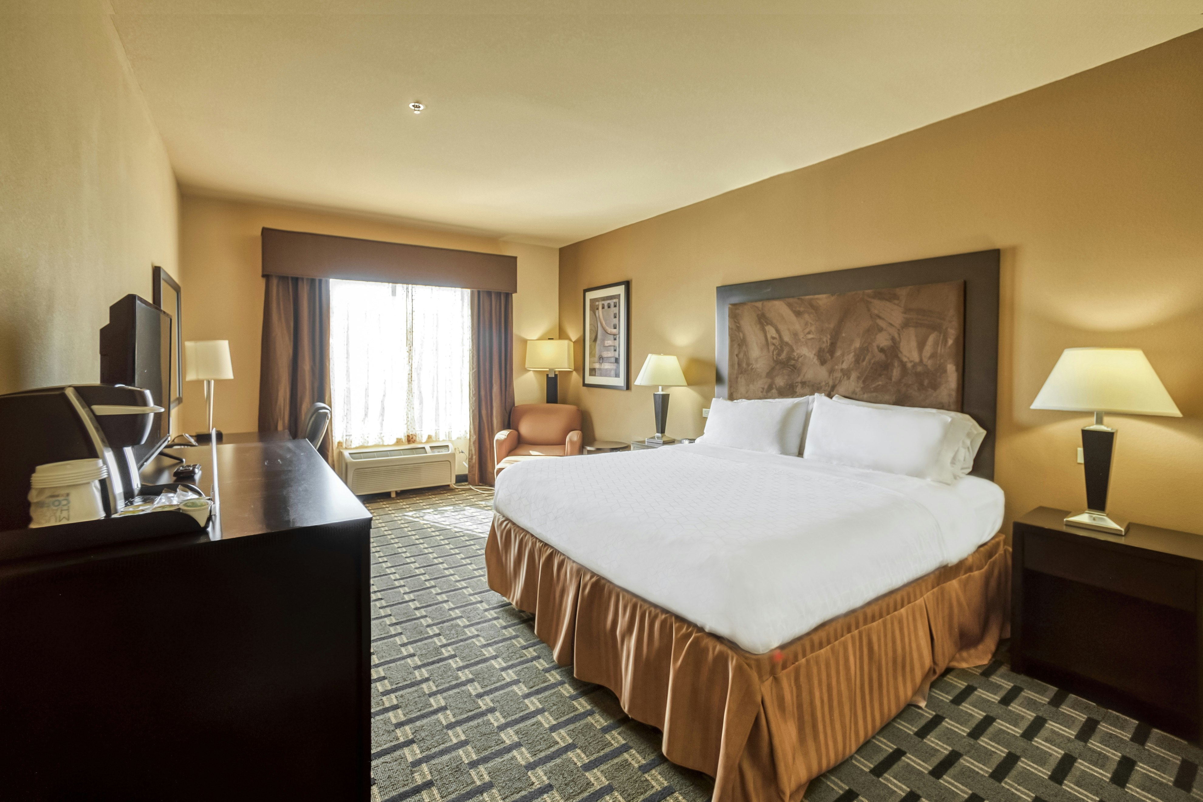 غرفة بسرير كينج لذوي الإعاقة، Holiday Inn Express Suites Beeville 5/10
