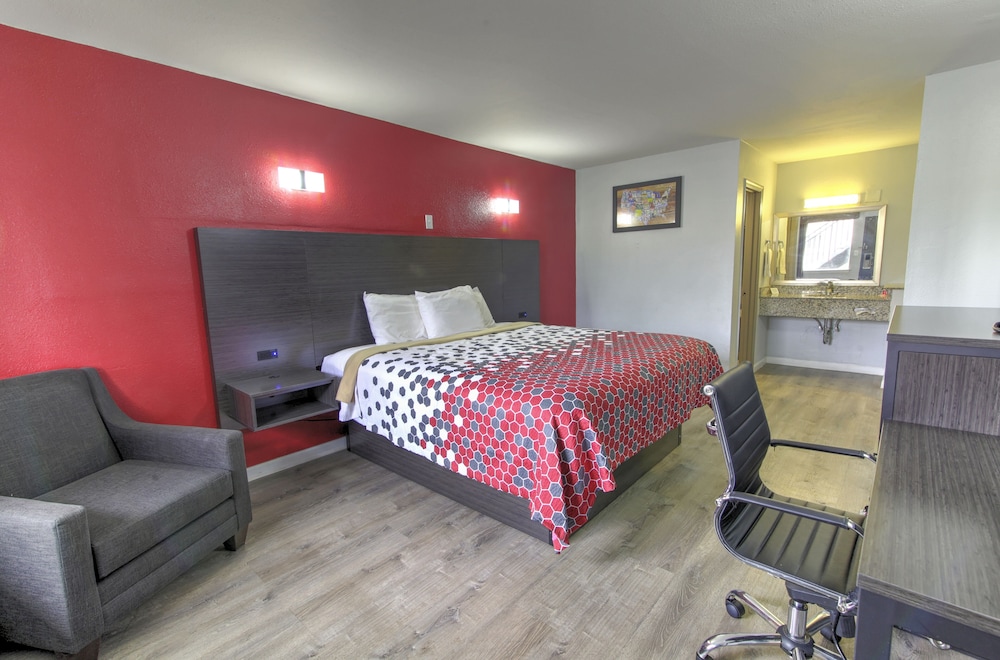 SUITE, KING BED, SOFA, HOT TUB