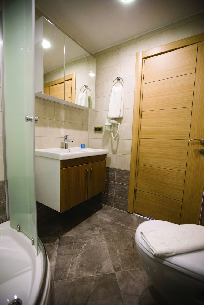 ALESHA SUITE HOTEL 37/39