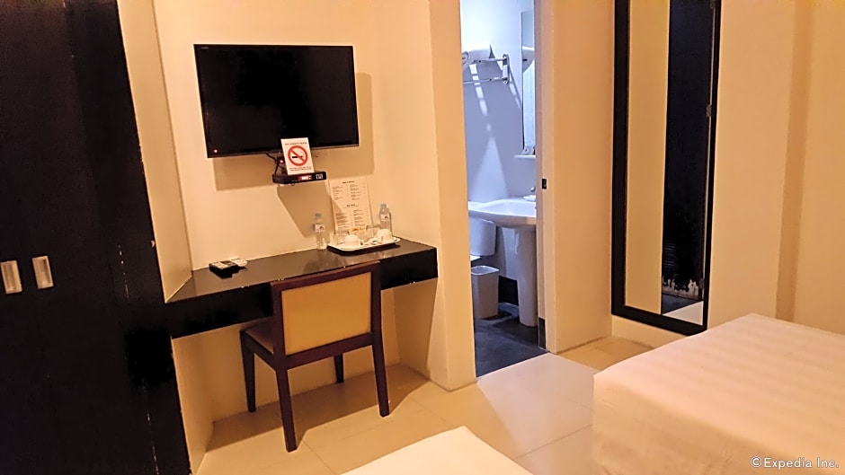 Manhattan Suites Inn 8/19
