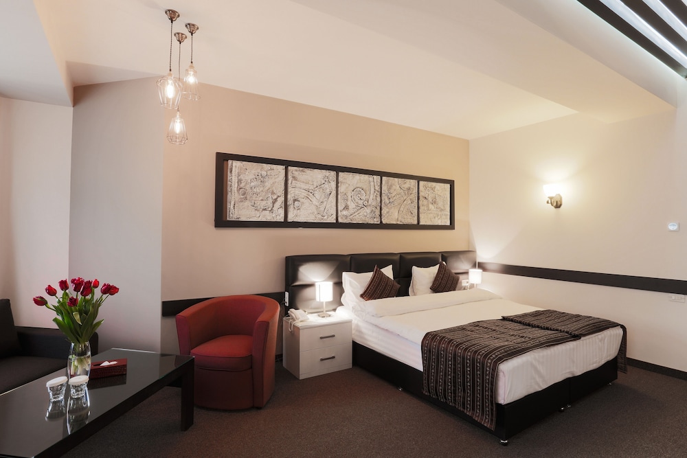 DIAMOND HOUSE HOTEL 12/42