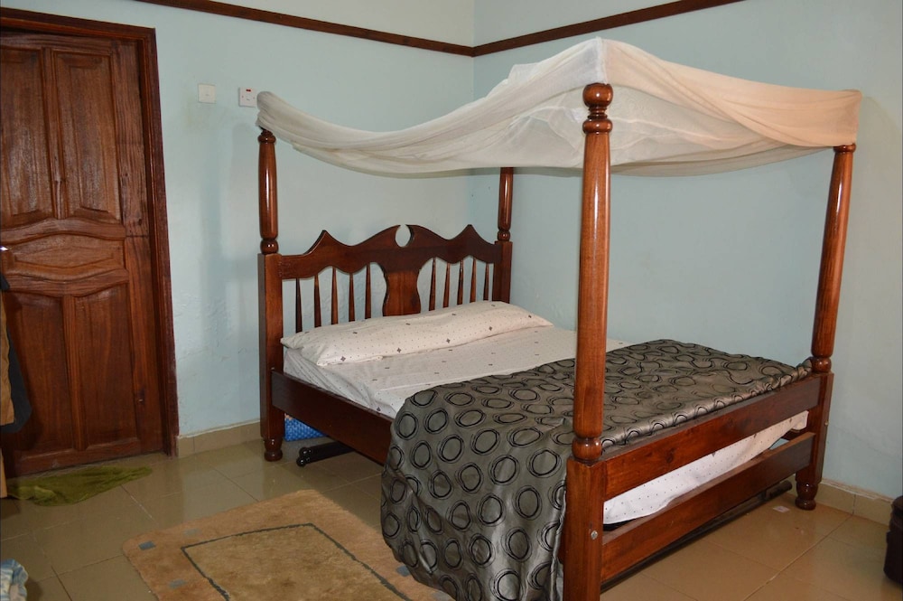Camp Fred Hotel 16/23