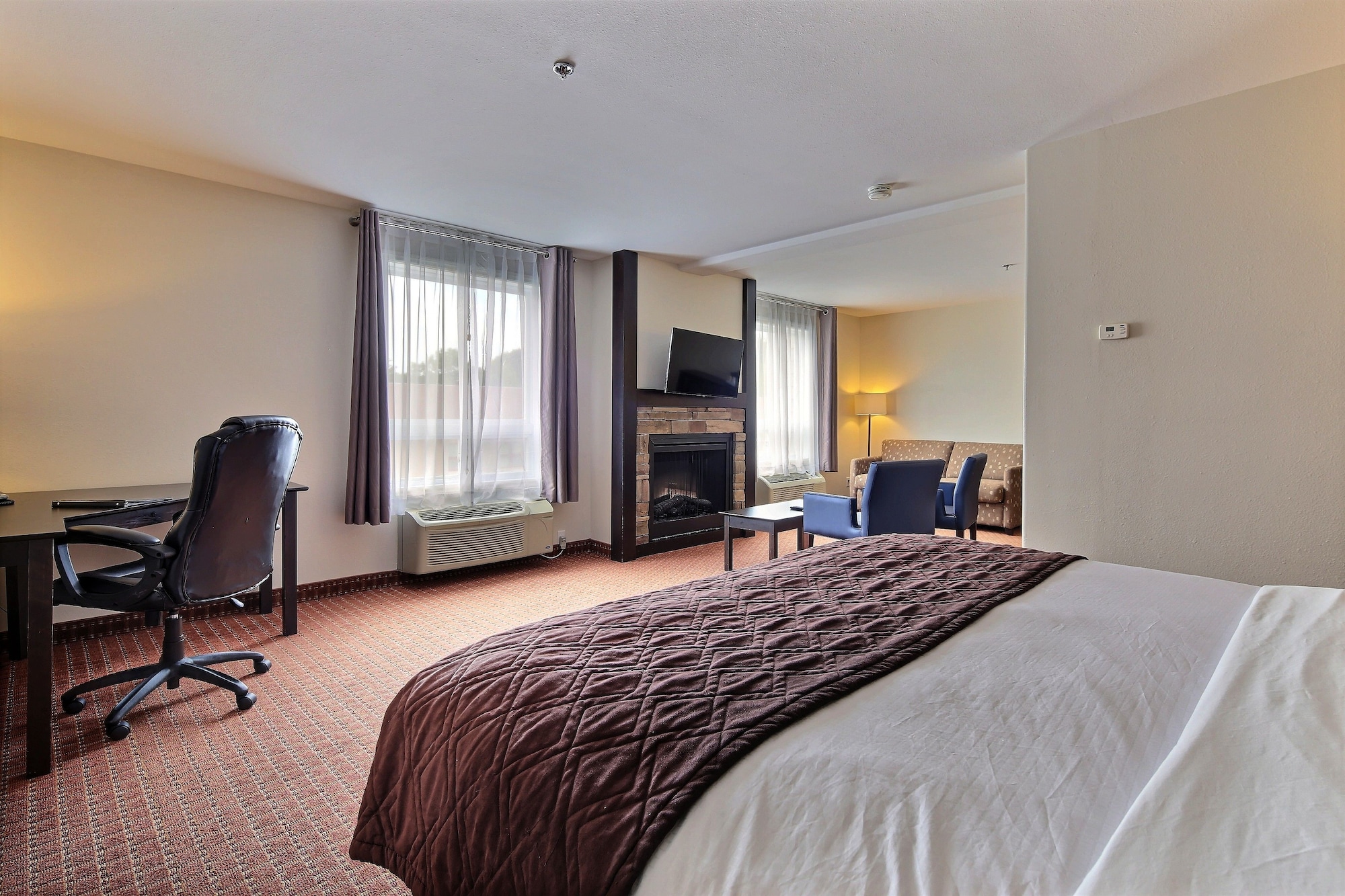 SUITE, KING BED, SOFA, HOT TUB