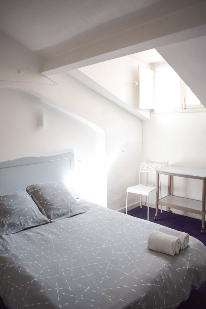 ECONOMY, DOUBLE BED, SHARED BATHROOM