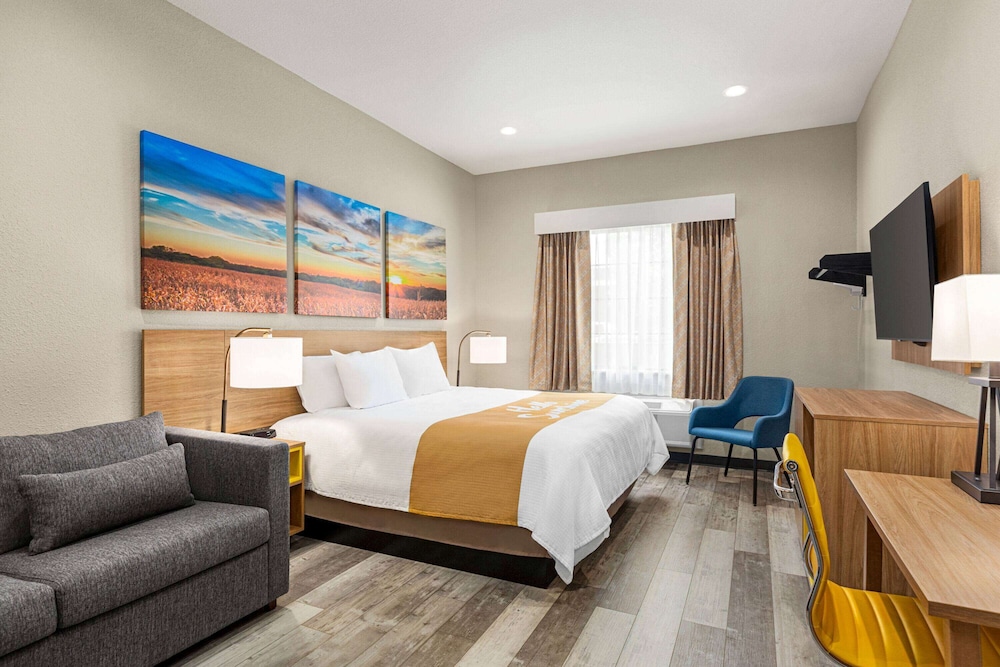 Days Inn & Suites by Wyndham Greater Tomball 19/61