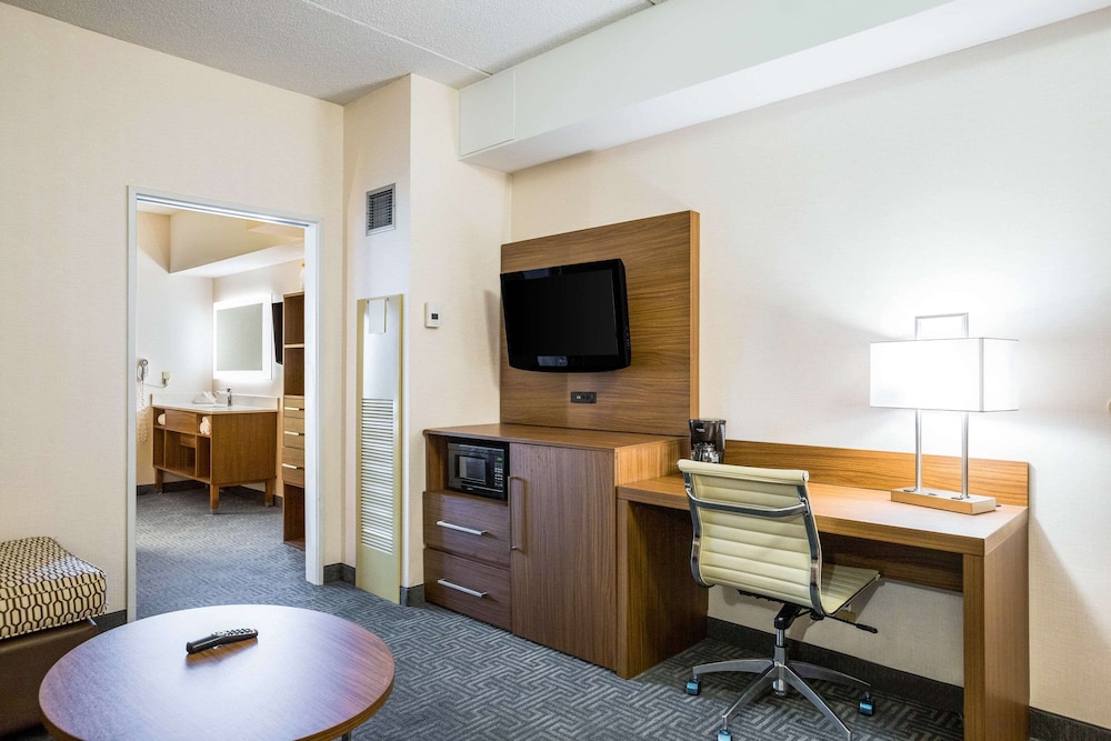 Quality Suites Lansing West 37/45