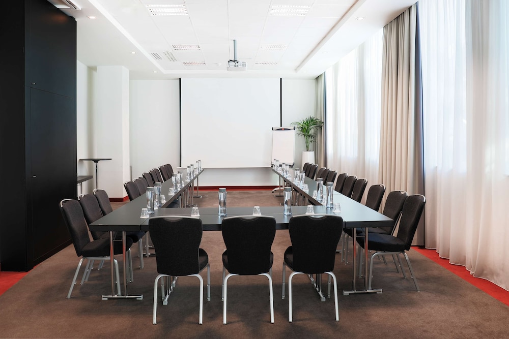 Park Inn by Radisson Brussels Midi 61/73