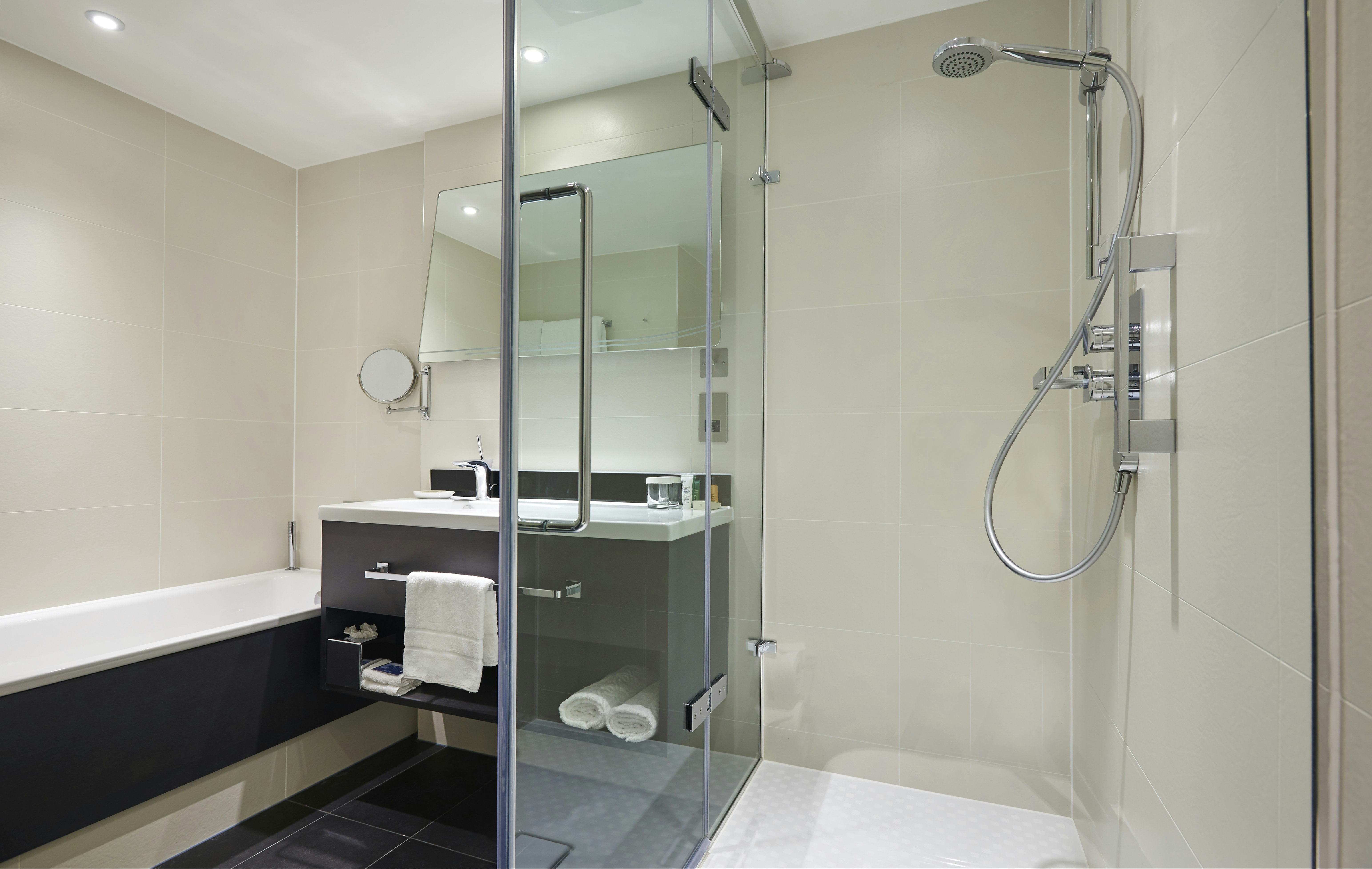Junior Suite, King Bed, Hilton London Heathrow Airport 5/5