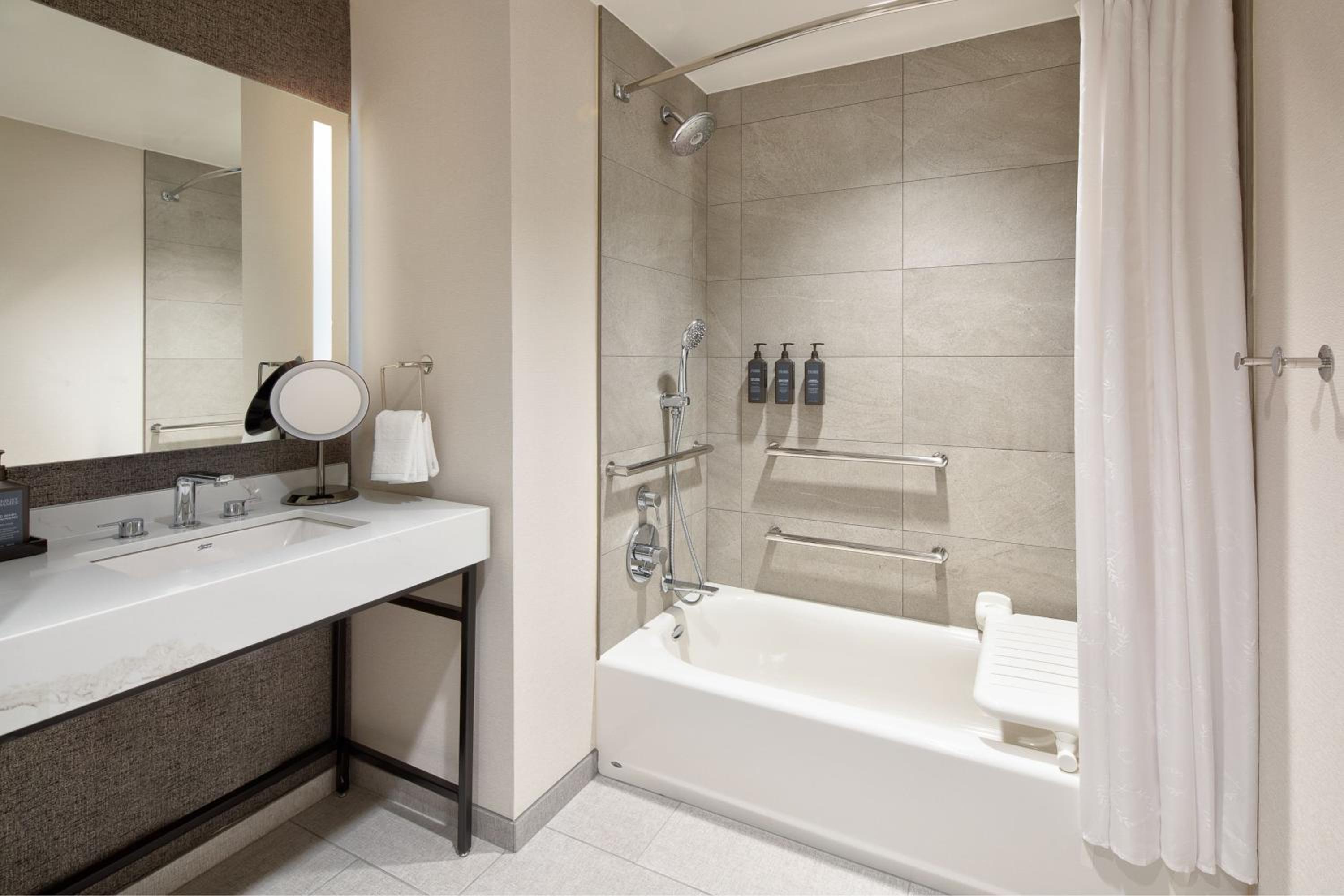 غرفة بسرير كينج، Sheraton Fort Worth Downtown Hotel 9/10