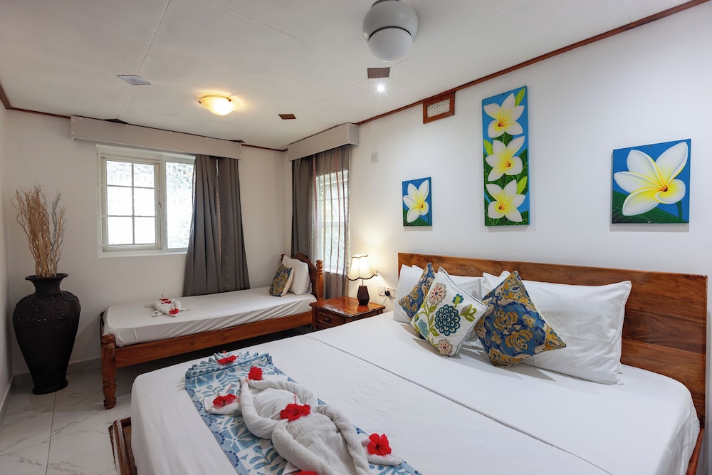 2 Bedrooms, Suite, 1 Single and 2 Queen Beds, Sea View