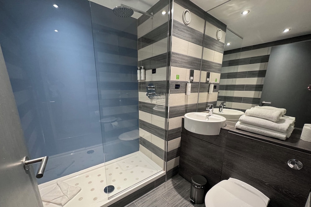 Village Hotel Aberdeen 49/50