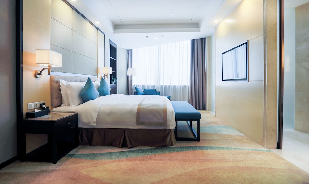 Hundred Hotel 16/60