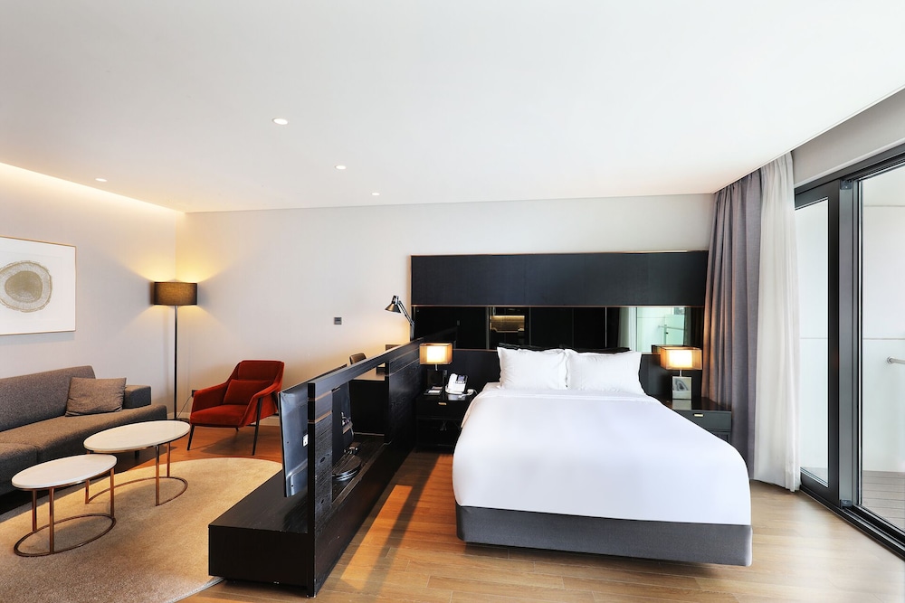 Junior Suite, Queen Bed, Pool Access
