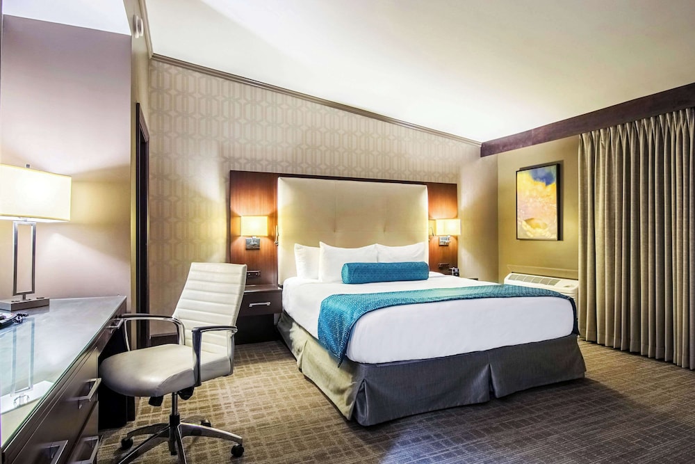 SUITE, KING BED, ACCESSIBLE