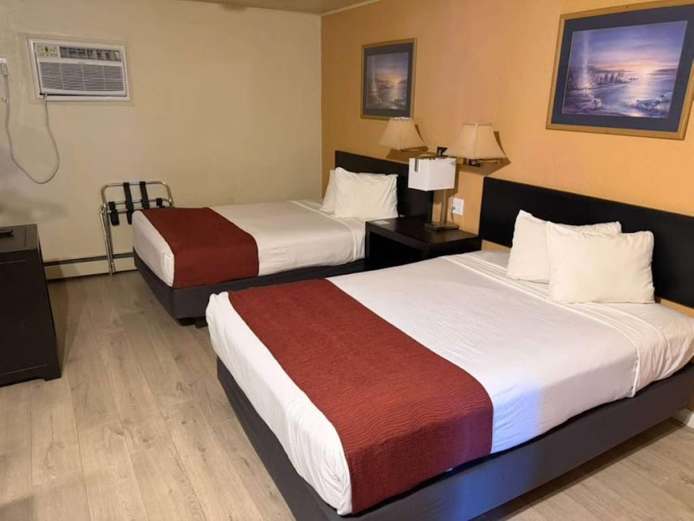 Efficiency, Suite, 3 Queen Beds
