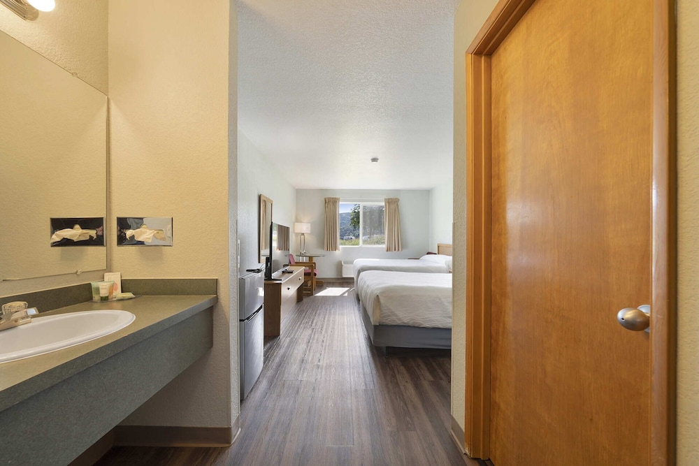 Econo Lodge 56/59