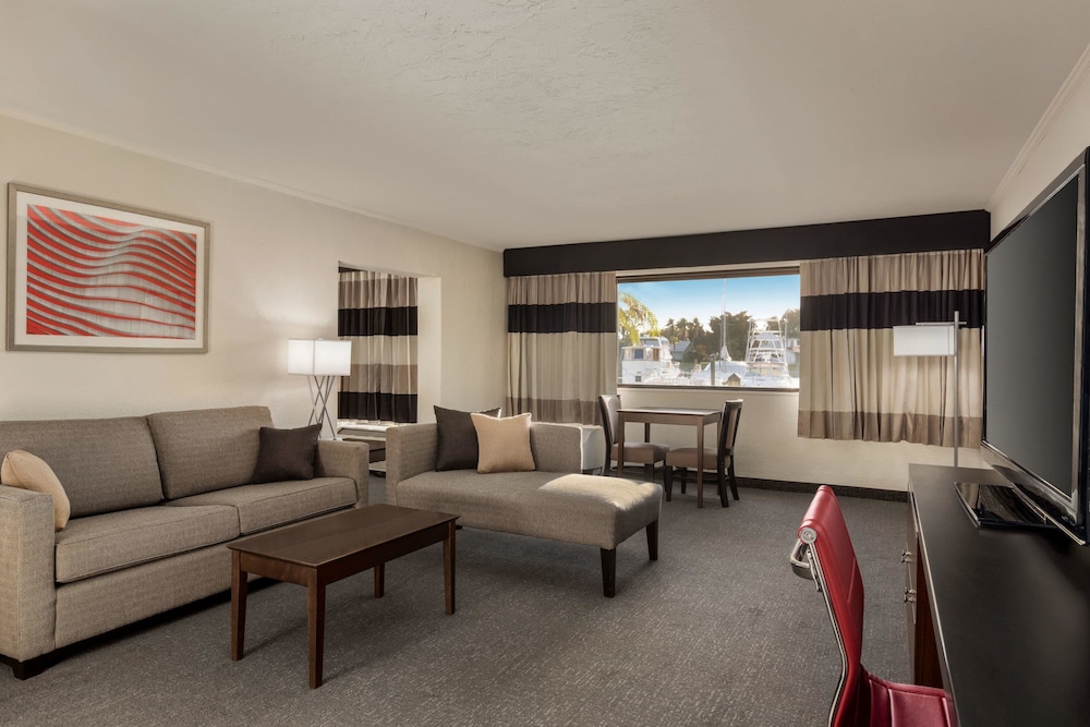 Ramada by Wyndham Sarasota Waterfront 37/71