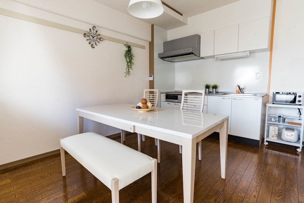 Universal Bay Condominium 49/60