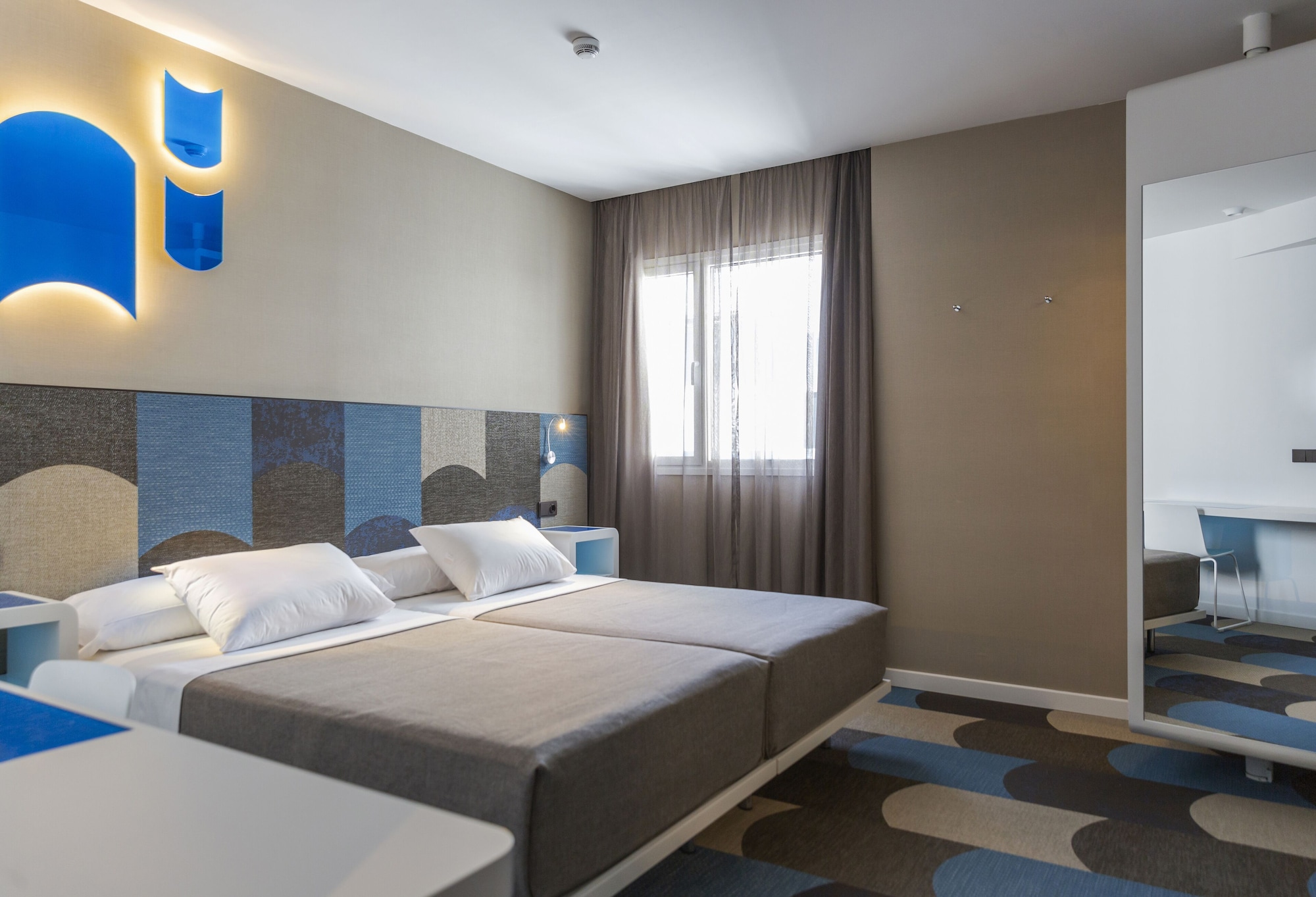 ROOM, TWIN BEDS