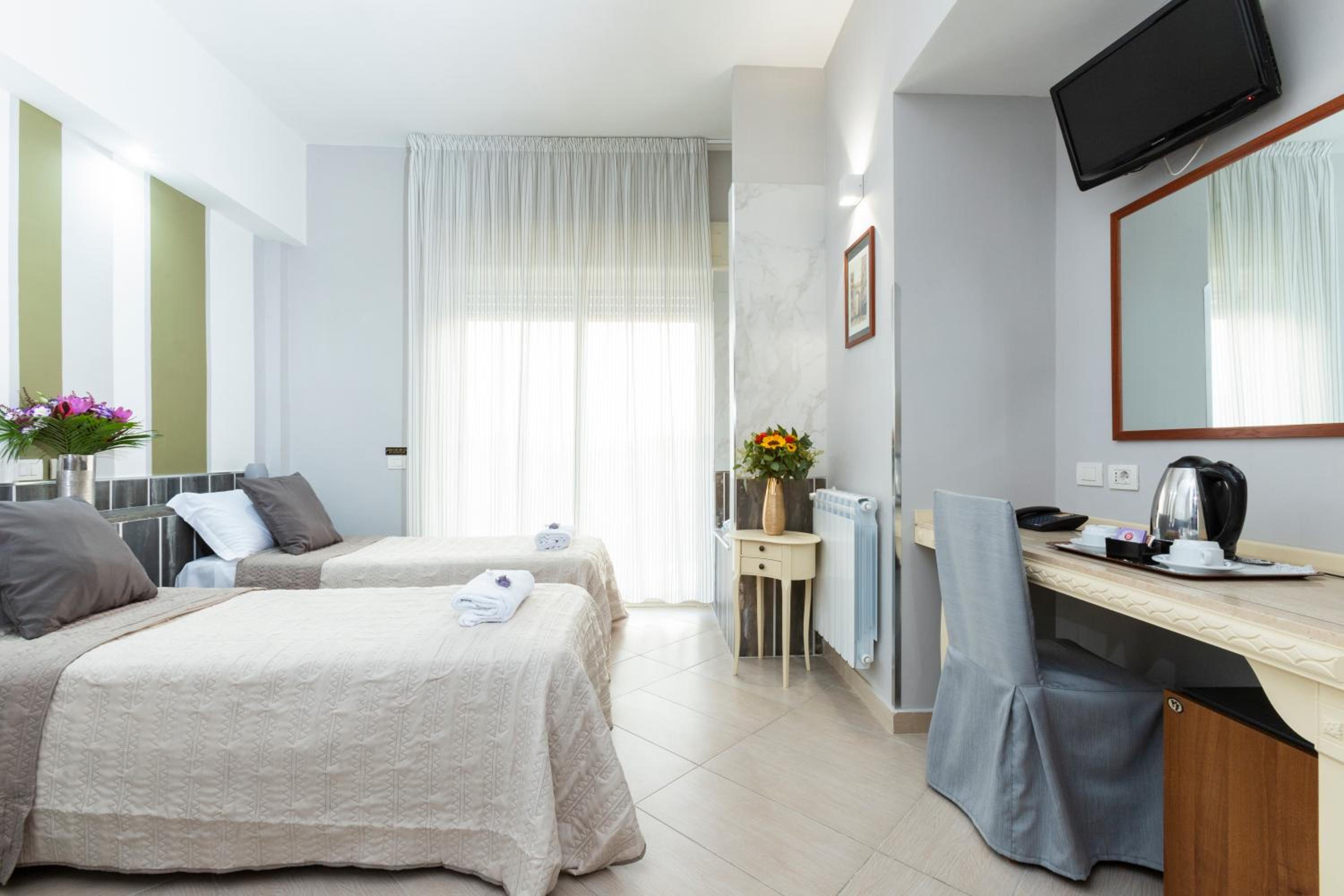 ROOM, TWIN BEDS