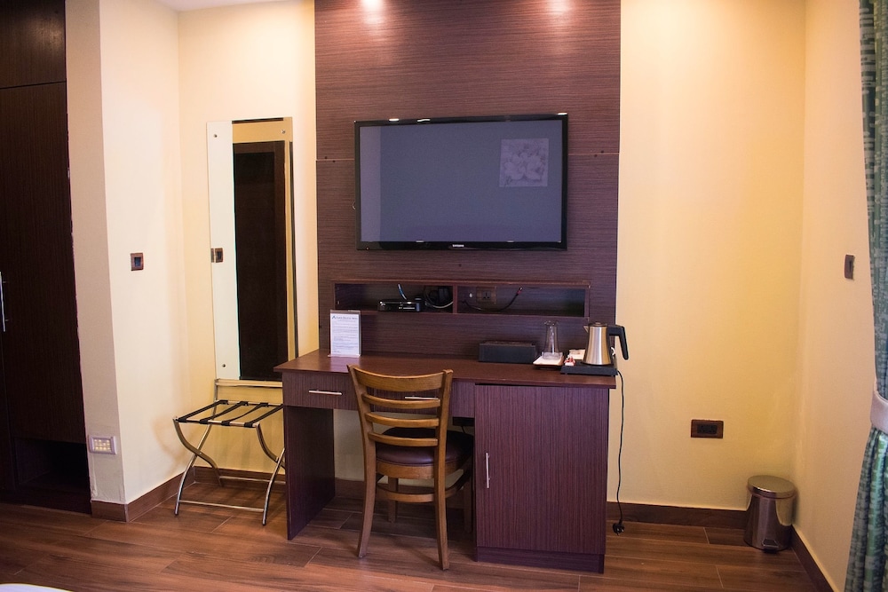 Atlantic Hotel And Suites 73/83