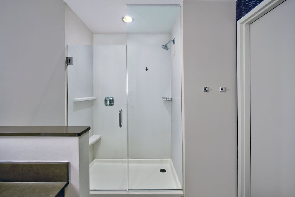 Fairfield Inn & Suites by Marriott Orlando at Flamingo Crossings Town Center 39/41