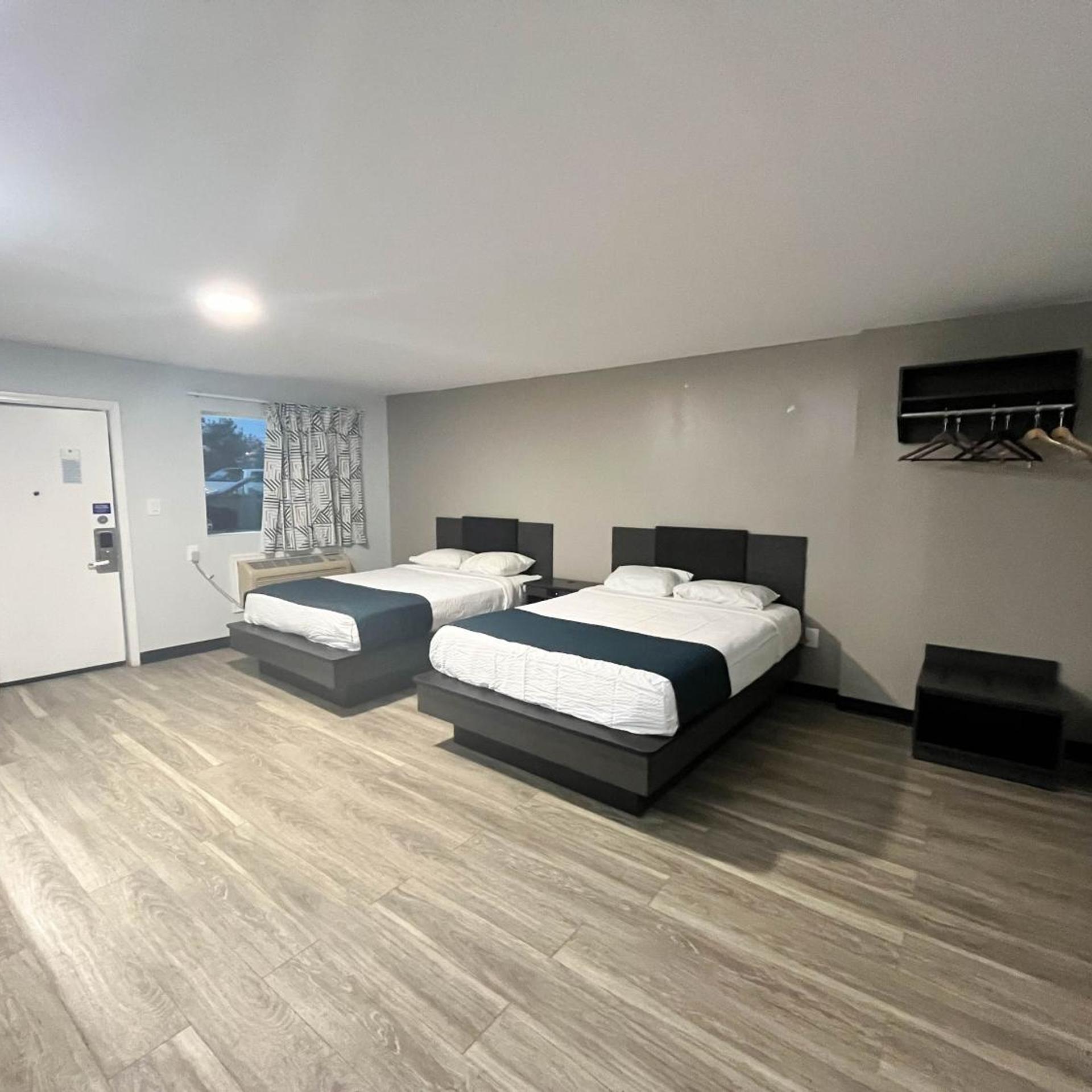 2 Queen Beds - Non-Smoking, Micfridge