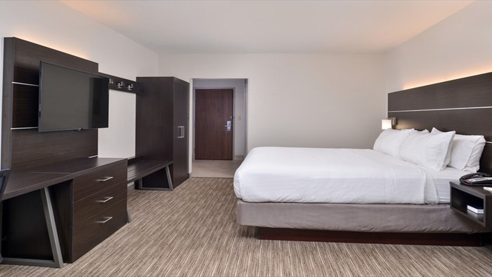 Holiday Inn Express Suites Parkersburg East 17/56